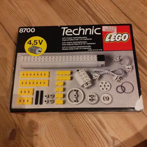 LEGO 8700. TECHNIC 4,5V MOTOR. I ESKE. 1982.