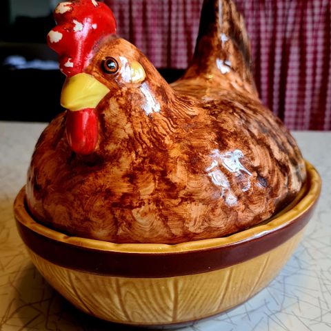 Flott dekorert egghøne fra Figgjo