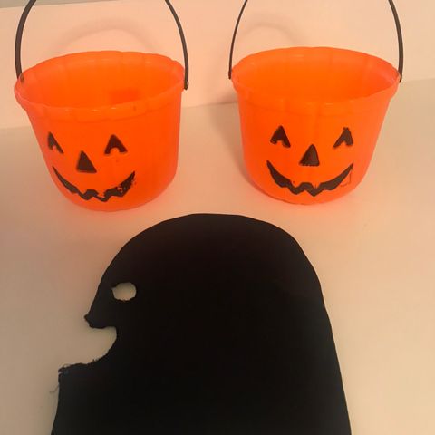 2 Halloweenbøtter med en Halloweenmaske selges billig 50kr for alt