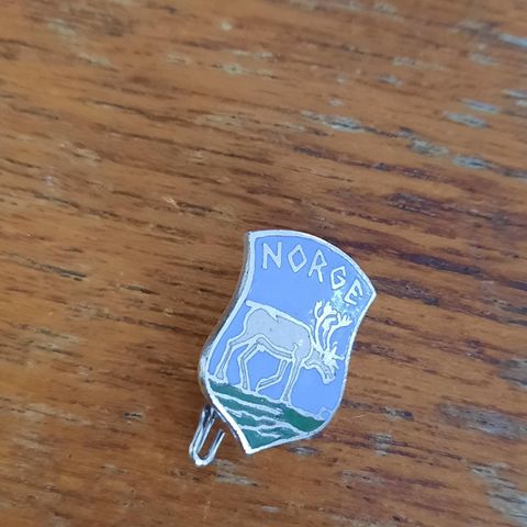 Pins med motiv av Reinsdyr og teksten: Norge