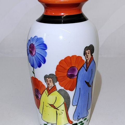 Antikk munnblåst og håndmalt vase i japansk stil