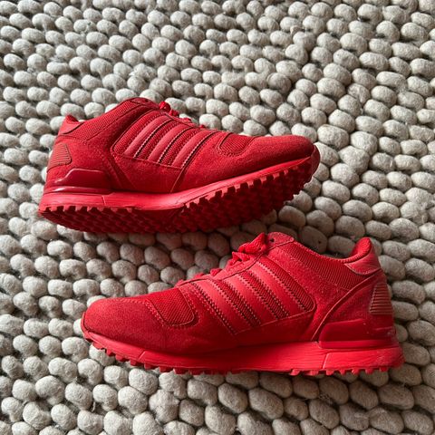 Selger Adidas Originals ZX 700 Triple Red (str. 37)