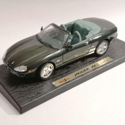 Maisto 1/18 1996 Jaguar XK8 Convertible