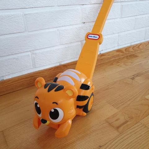 Tiger som spiller musikk, knurrer, og blinker med lys når trilles.