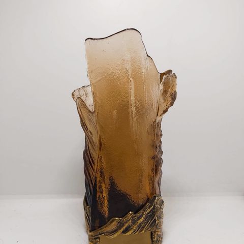 Sjelden Pentti Sarpaneva ravfarget kunstglass vase med bronse, 1970, Finland