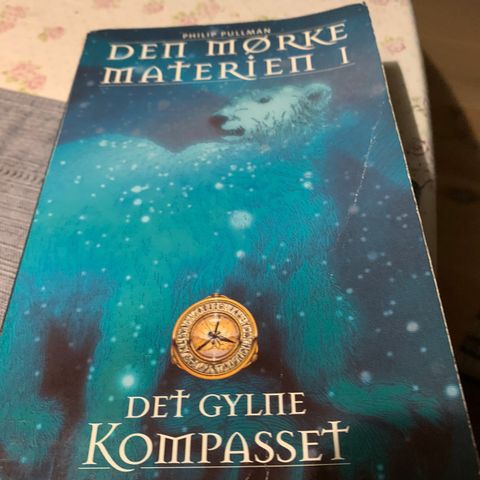 Det gylne kompasset. Den mørke materien 1 av Philip Pullman til salgs.