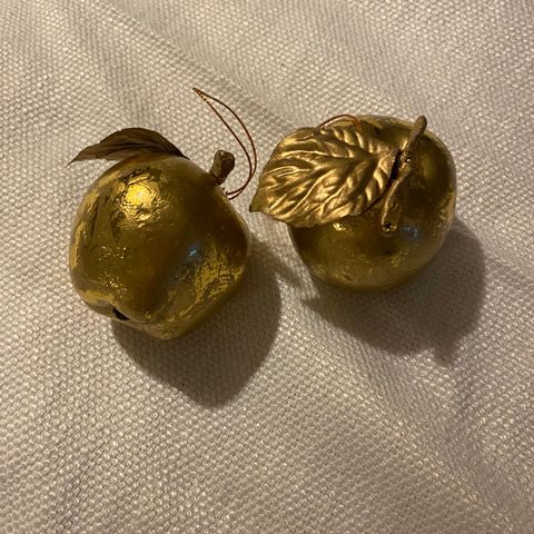 2 flotte dekorepler i “gull” fra Sia.Boligsttyling