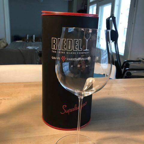 17 RIEDEL SUPERLEGGERO HÅNDLAGDE VINGLASS I KRYSTALL SELGES