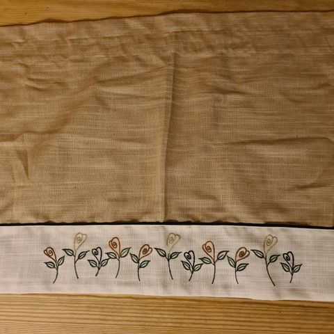 1 stk gardin kappe, brun med hvit kant med blomstermønster