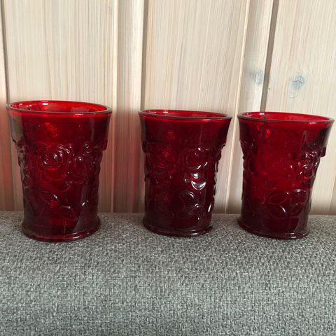 Rødt glass, 3 stk vannglass med rosemønster, tunge solide glass