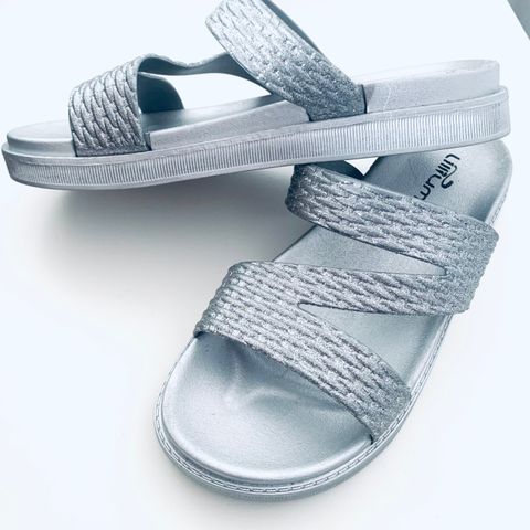 Nye, myke sandaler i størrelse 38  - sølv / grå - med bling