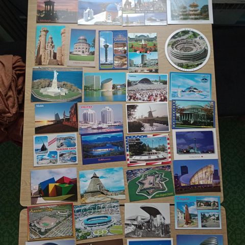 34 postkort av bygninger og monumenter fra hele verden