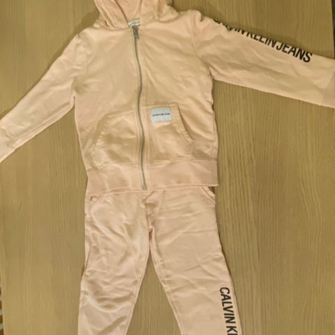 Calvin Klein joggedress str 6år