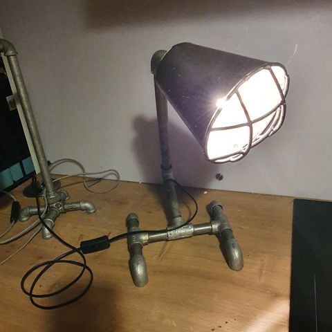 Kul bordlampe i metall