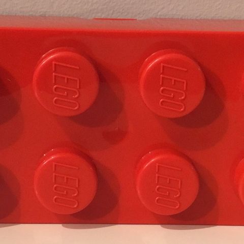 LEGO __  Rød Legomatboks selges , kan også brukes for å oppbevare lego