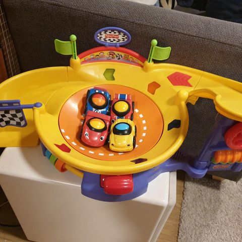 Fisher Price bilbane (obs! bilene følger ikke med)