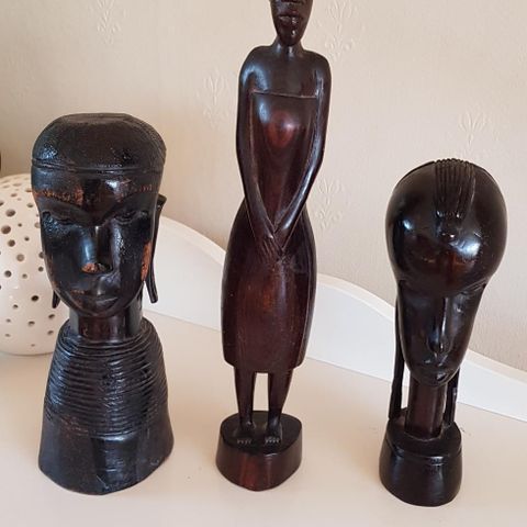 Afrikanske trefigurer i ibenholt