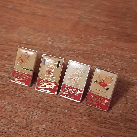 Samling med 4 stk Coca-Cola pins