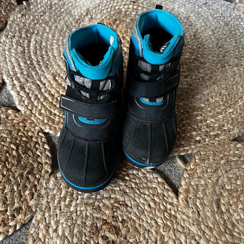 Crocs vintersko størrelse 30  250 kr