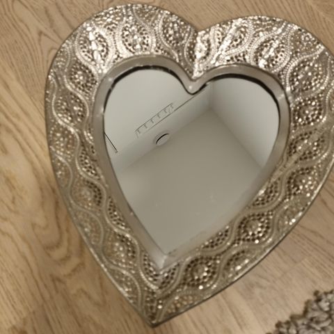 Helt ny pynt, , dekorasjon hjerte med speil til salgs.
