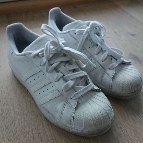 Adidas sneakers og Viking støvler