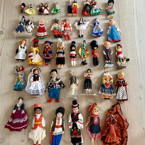 Dukkesamling - souvenirdukker fra mange land