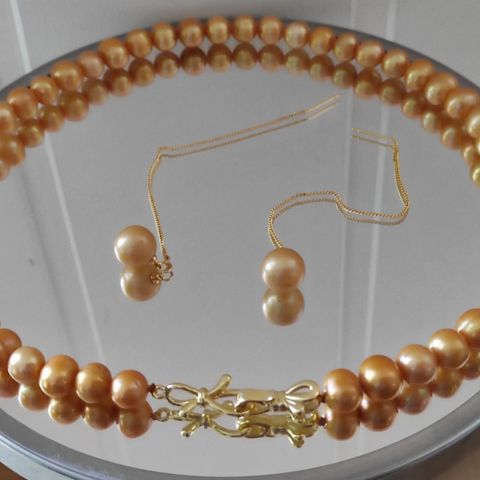 Vakkert perlekjede og øredobber av ekte perler(se beskrivelse under).