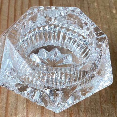 1 meget fin glass beholder - 6-kantet- den er Liten  H. 2,3 cm, B. 4 cm.