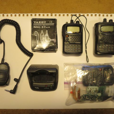 3 YAESU VX-5R - DELVIS DEFEKT - MED MASSE TILBEHØR