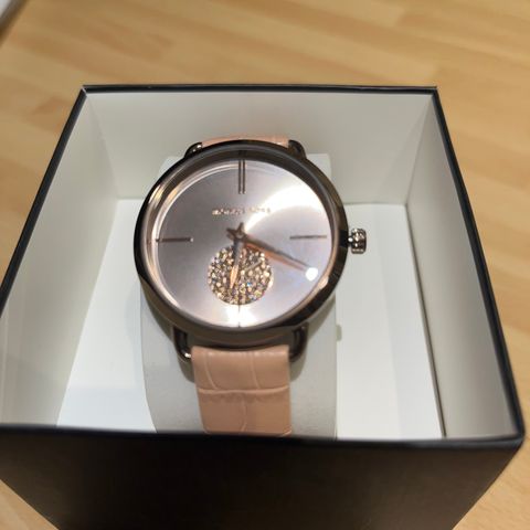 Ny M Kors klokke med lærreim. Rose gold.