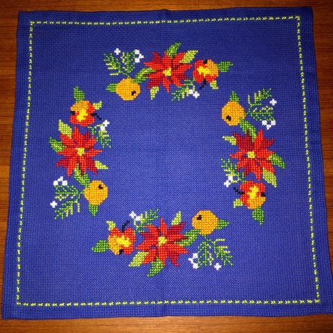 Nydelig brodert liten duk / håndbrodert duk