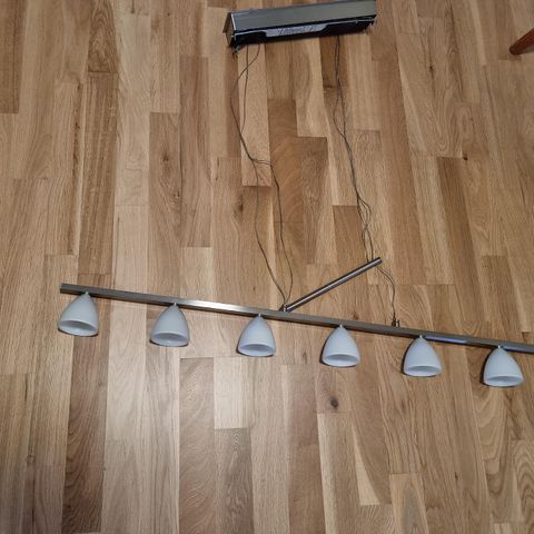 Taklampe til salgs. Er som ny. Frakt kommer I tillegg på kr 150,-