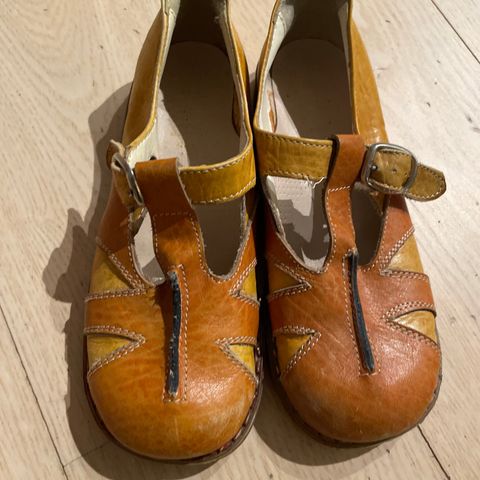 Retro/vintage Skinnsko/ sandal i str 30,  pent brukt.