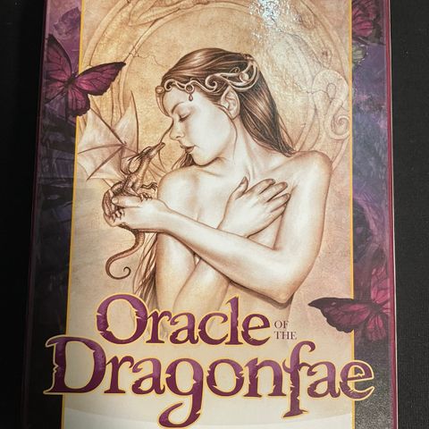 "Oracle of the dragonfae" av Lucy Cavendish