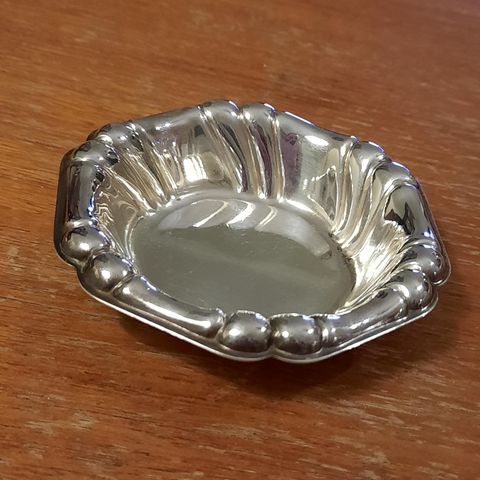 Vakker liten skål i sølvplett