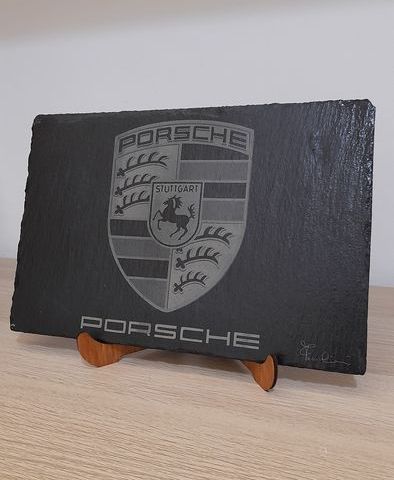 Porsche-logo, gravert på skifer