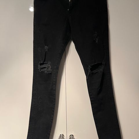 Slimfit jeans med hull fra Represenet strl 34