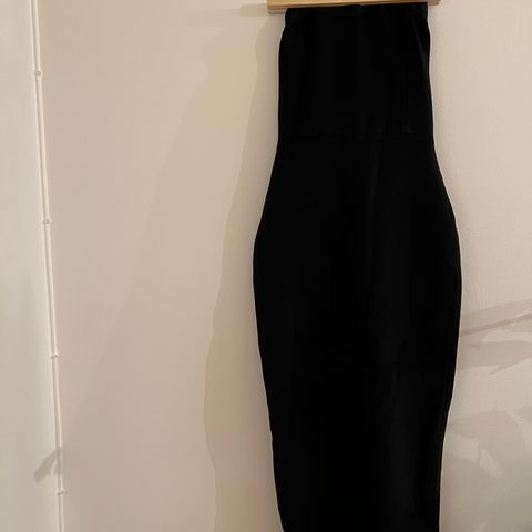 Nydelig sort lang cocktail kjole