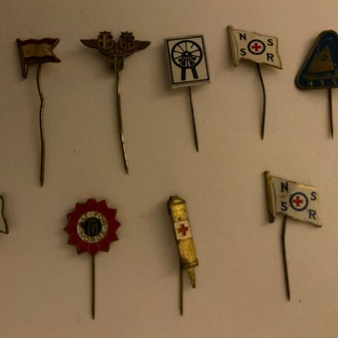 Gamle nåler/pins. Samleobjekter. 750kr.