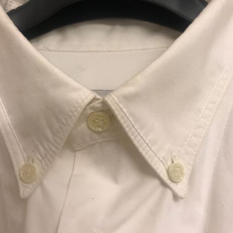 EMILIO  CLOUD . Fin hvit skjorte. 100 % bomull. XL ( 43-44 )  Lite brukt..