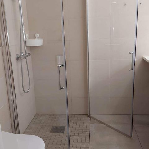 x2 shower glass doors 90• angle