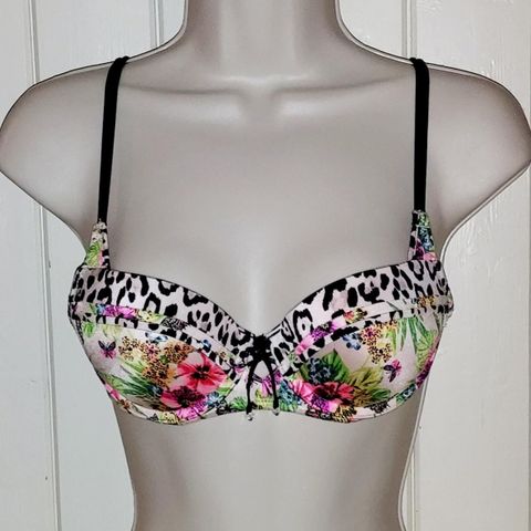 VICTORIAS SECRET BALCONETTE BRA.