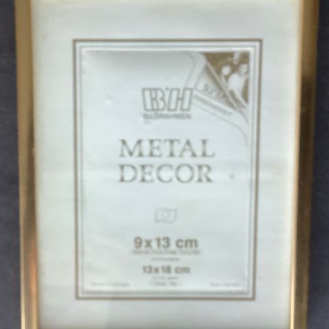 1 meget flott Metall Ramme. Str. 13 x 18 cm. Bilde str. 9 x 13 cm. SOM NY!
