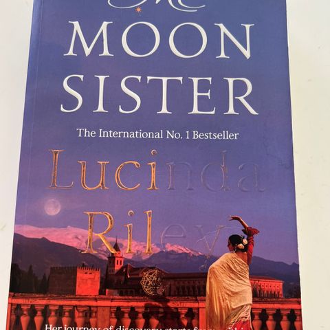 Moon Sister av Lucinda Riley (engelsk pocket).