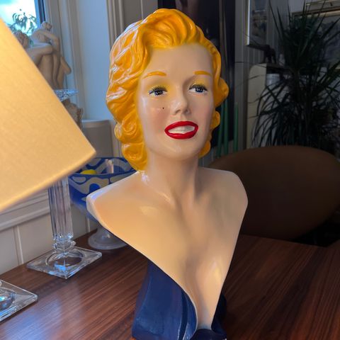 Unik mulighet! Håndmalt Marilyn Monroe byste/figur, 50 cm høy, selges.