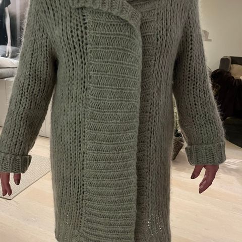 Varm og lang strikkejakke. 60% Mohair.