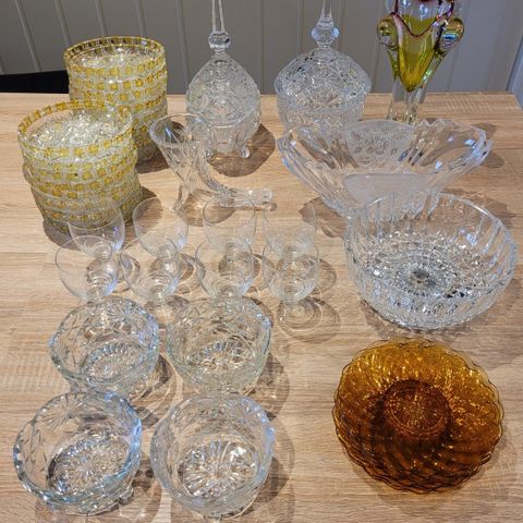 Diverse glass, krystall, skåler o.l.