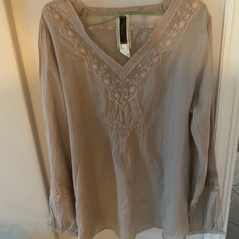 Lekker beige bluse i Andersen & Lauth selges