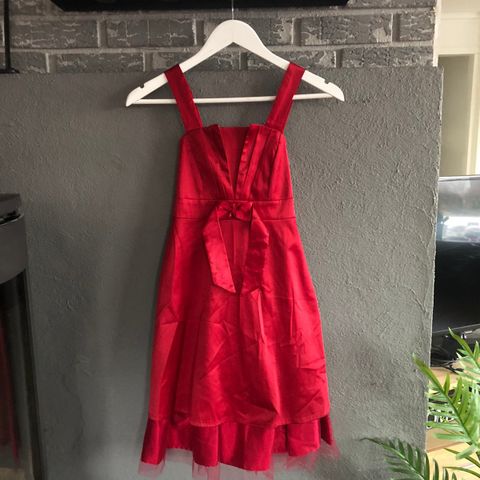Rød kjole. Glatt silke aktig stoff. Dyp rødfarge. Str. 10 år.