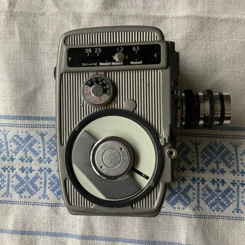 Yashica 8 kamera med etui fra 1958